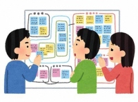 青い服と緑色の服を着た男性と赤い服を着た女性が白いボードの前で話し合いをしている様子のイラスト