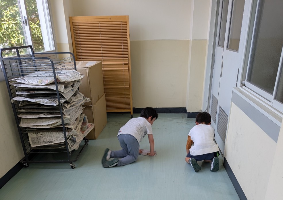 本館1階廊下そうじ