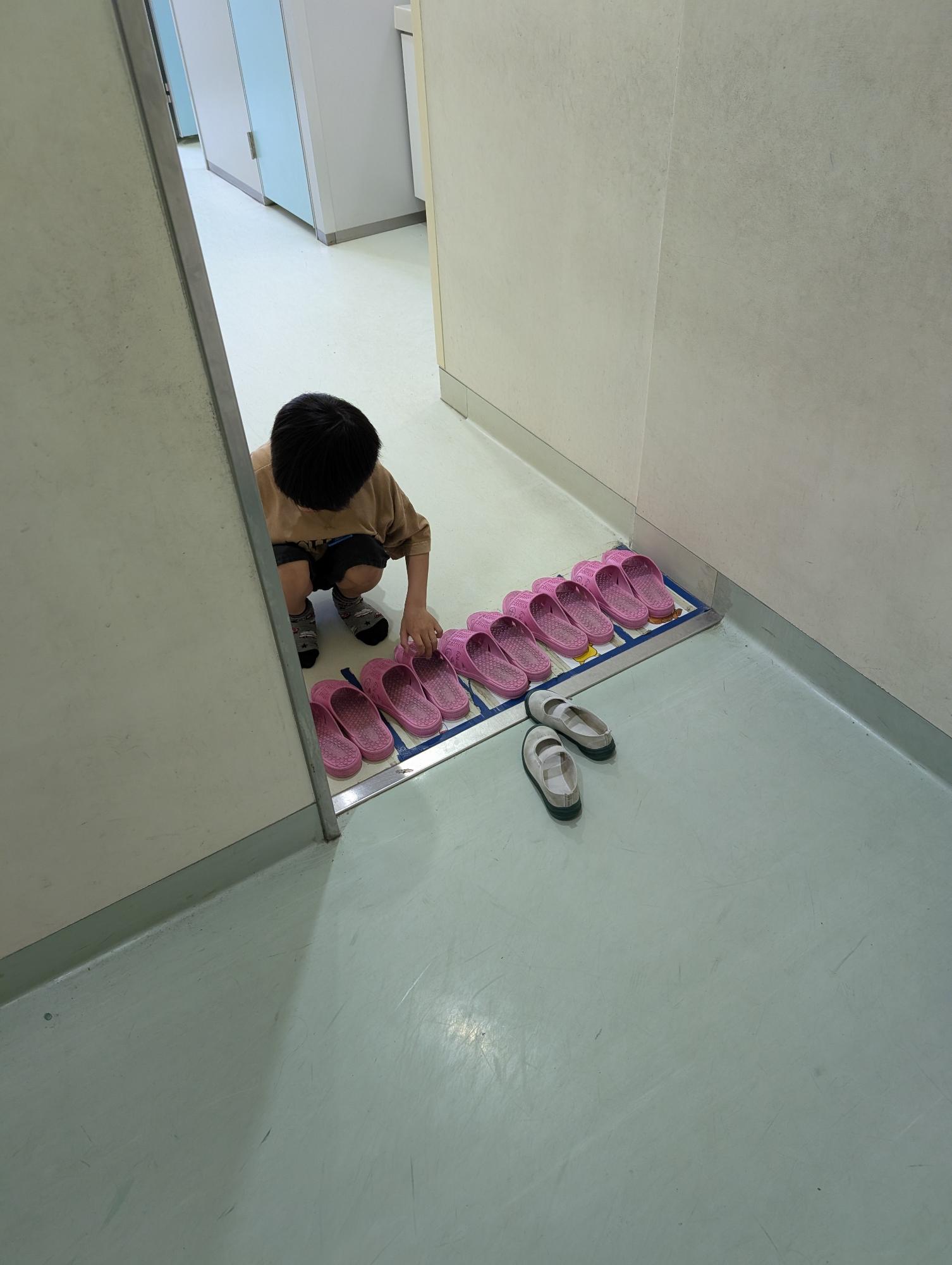 2年トイレスリッパきれいにそろえる