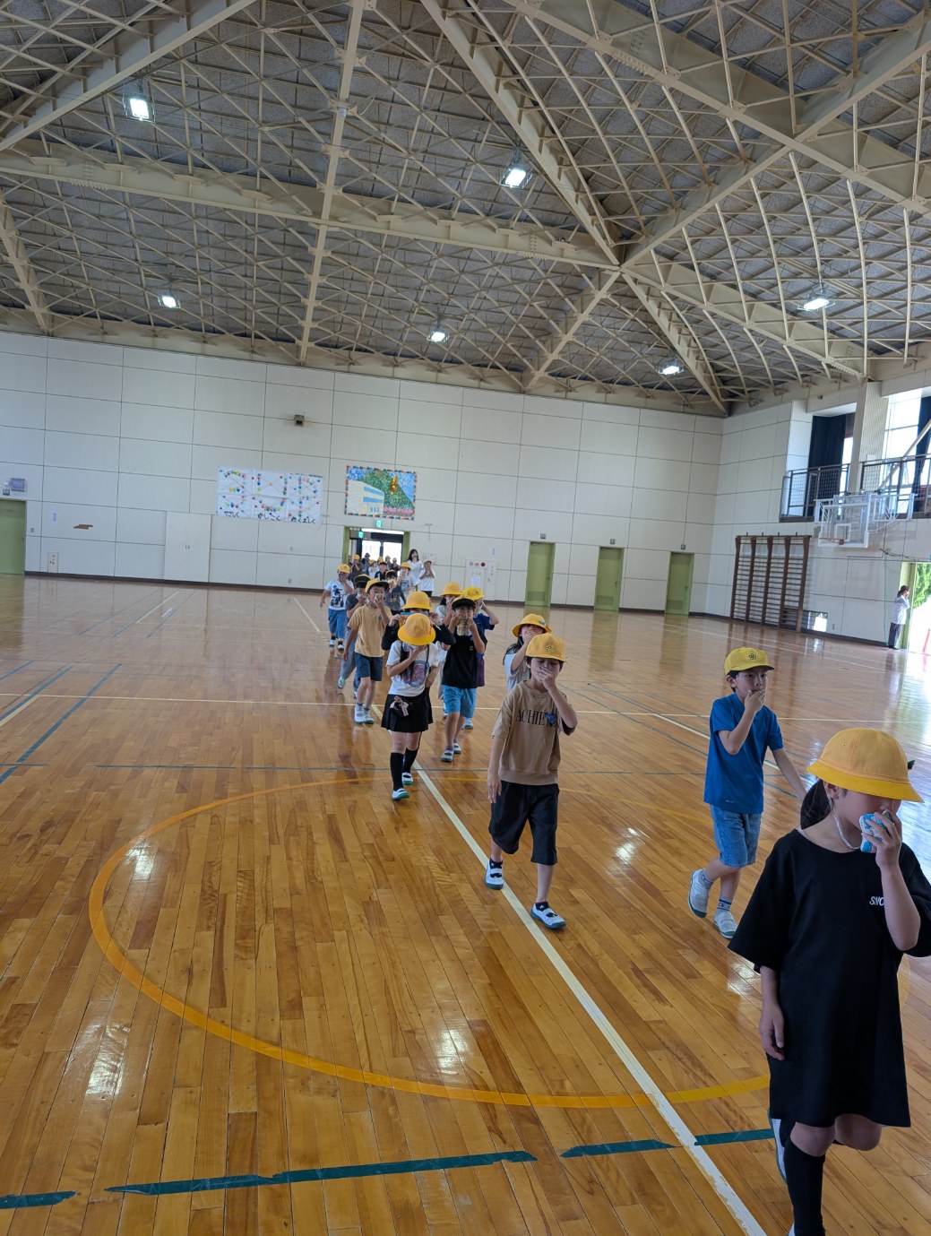 静かに避難する3年生