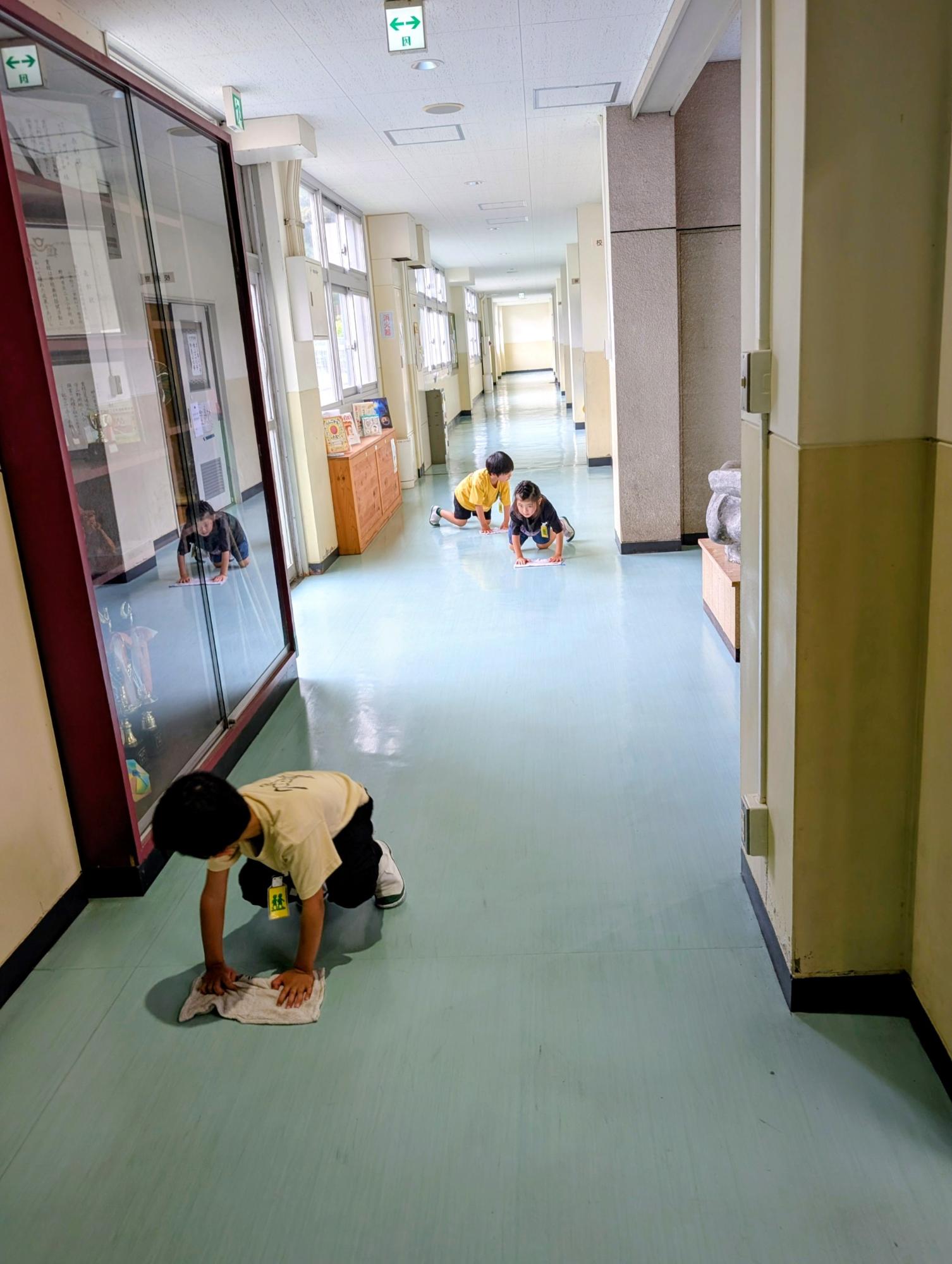 1年生本館廊下そうじ2