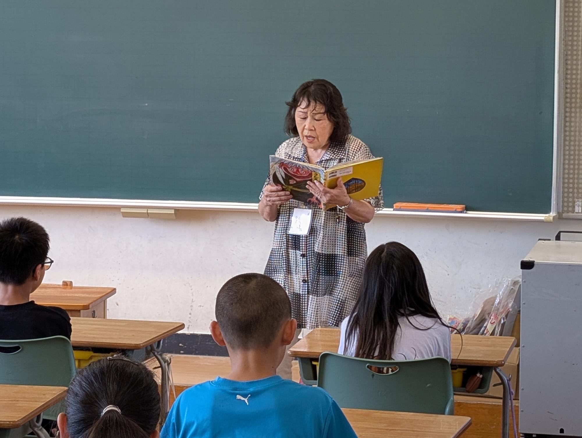 みかみっこ未来団による読み聞かせ