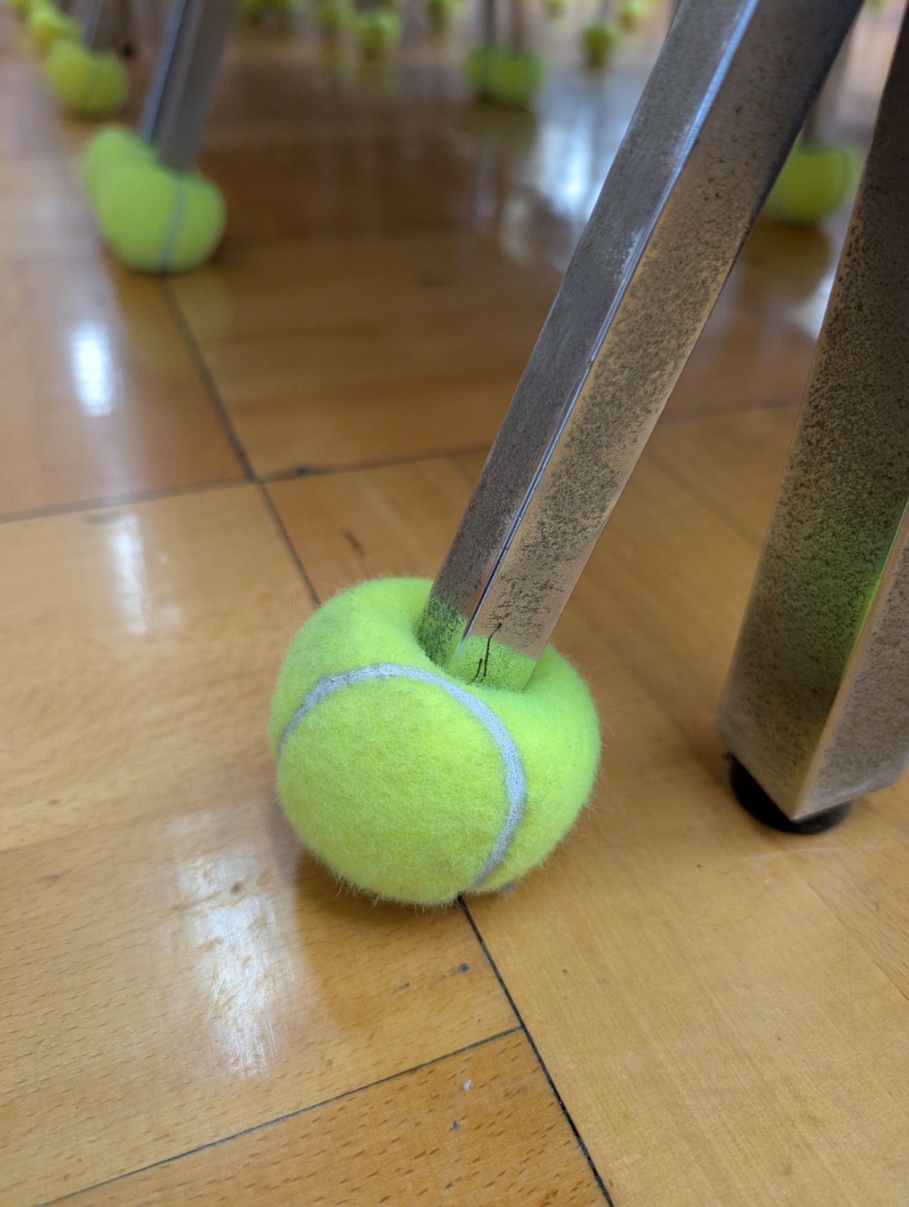 図書室の椅子テニスボール