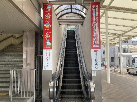 株式会社ヒラカワ滋賀事業所様_野洲駅南口エスカレーター柱ラッピング