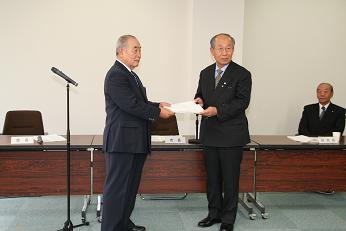 （写真）答申書を手渡す喜多審議会会長（左）と山崎市長