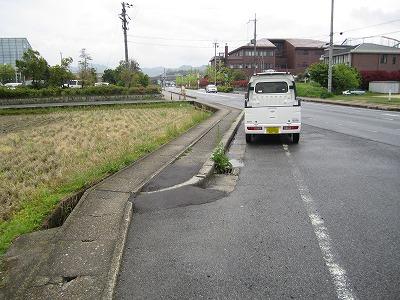 （写真）市道の舗装段差