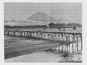 大正時代の野洲川とSL＆昭和30年当時の校舎の全景＆講堂横観察池
