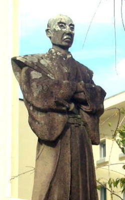 土川平兵衛の石像