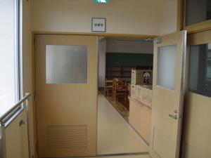 図書室入り口（2階）