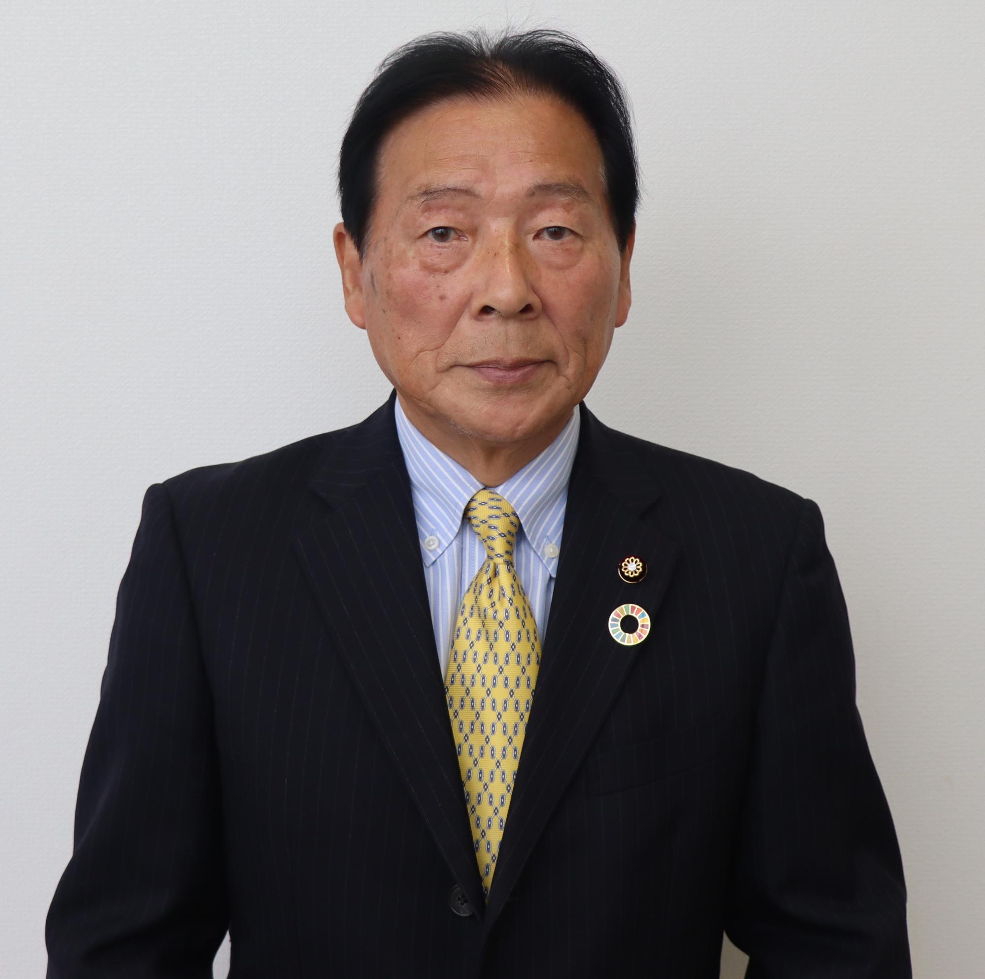 黒いスーツ姿の男性、荒川 泰宏（あらかわ やすひろ）の写真