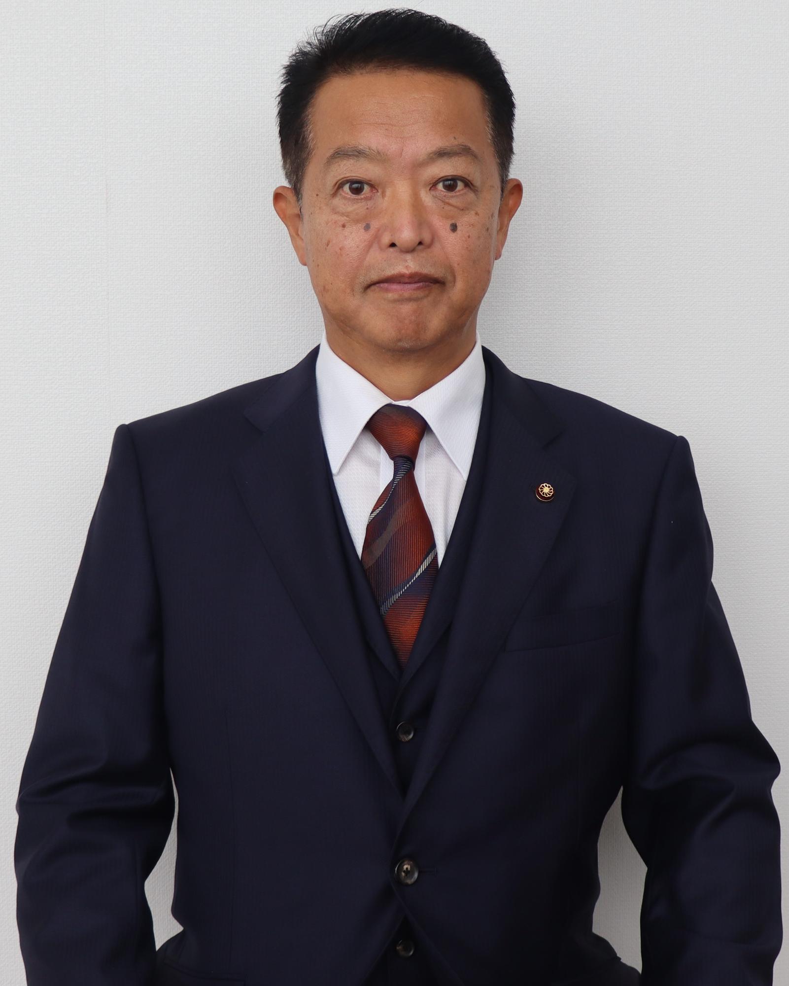 黒色のスーツ姿の男性、遠藤 総一郎（えんどう そういちろう）の写真