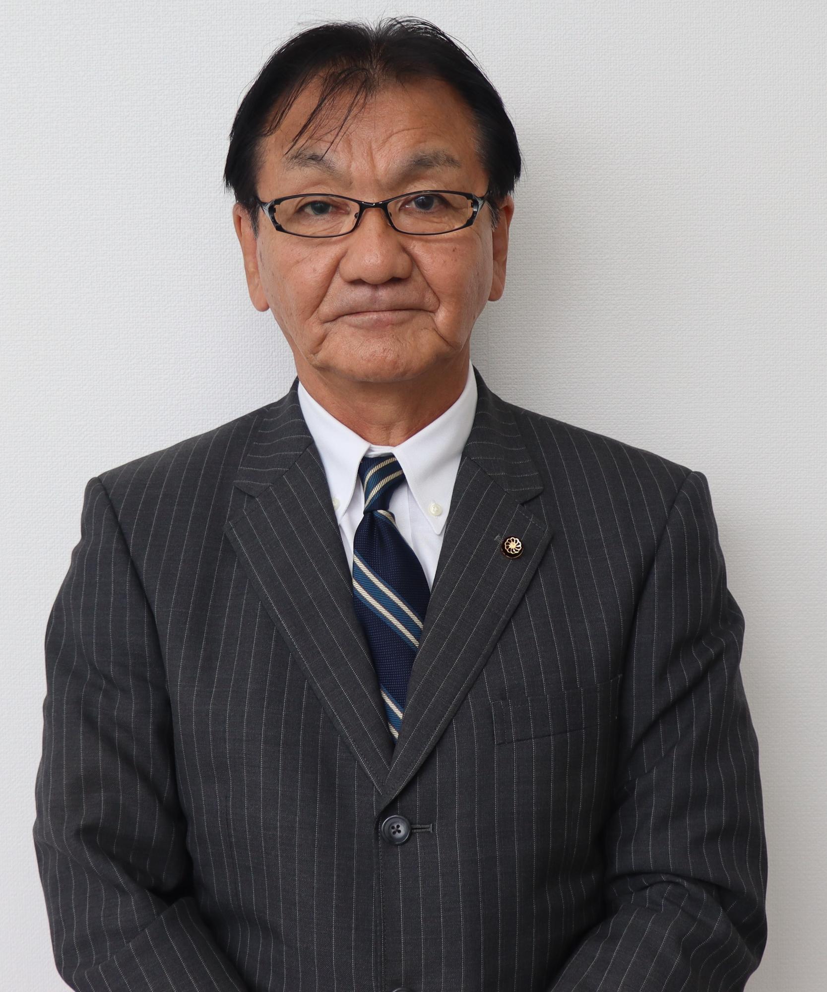 グレーのスーツ姿の男性、橋 完司（はし かんじ）の写真