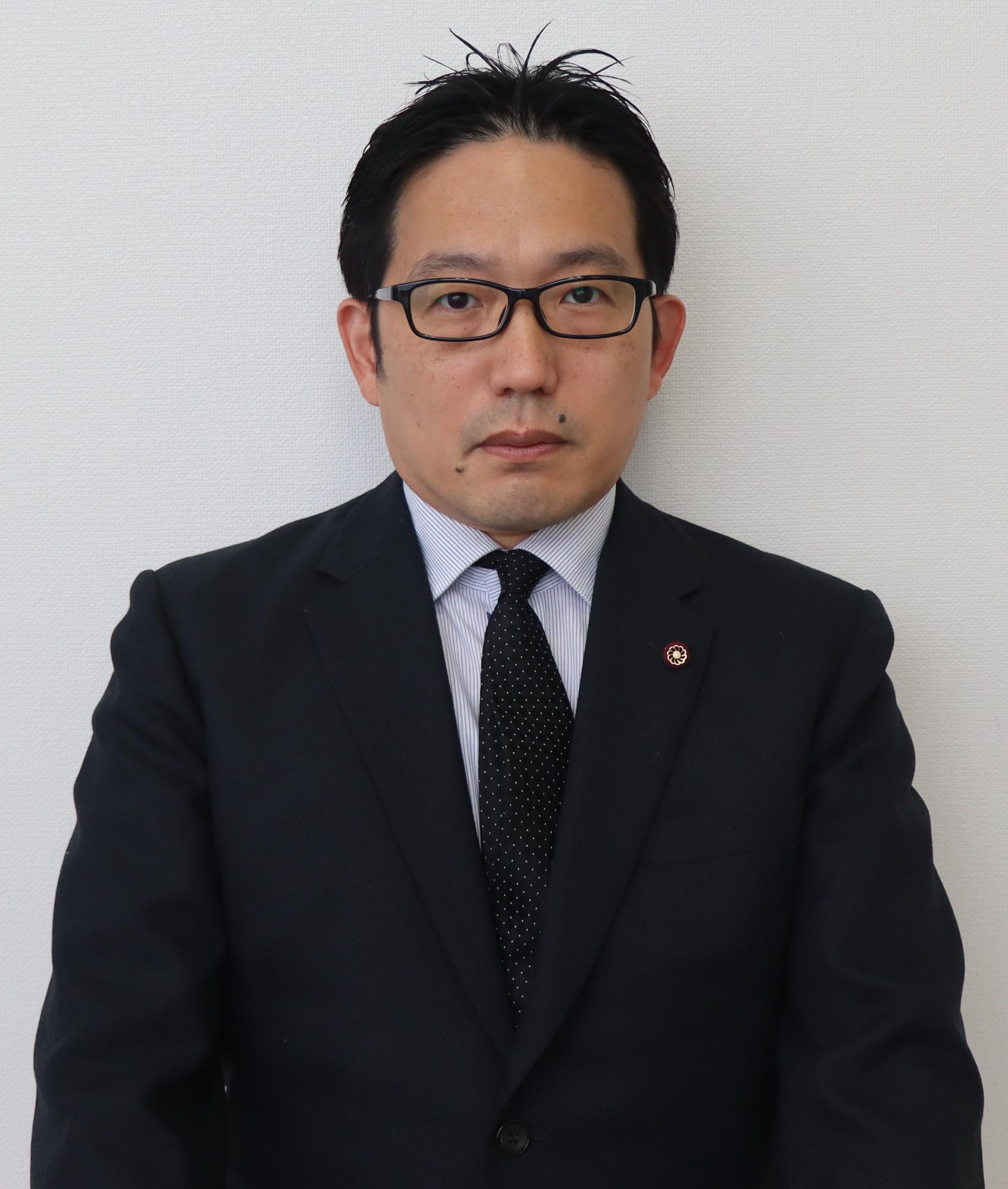 黒いスーツ姿の男性、稲垣 誠亮（いながき せいすけ）の写真