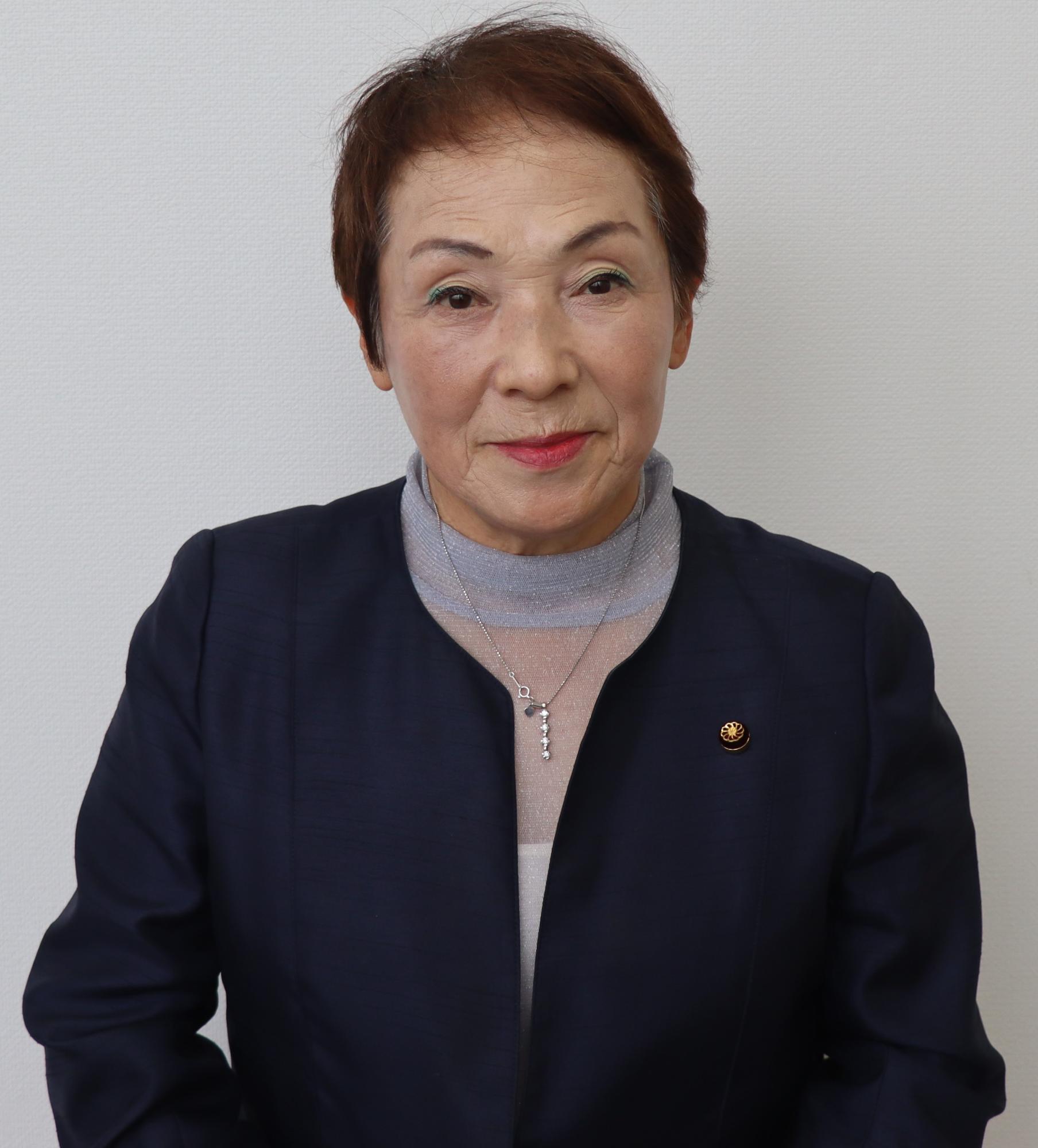 紺色のスーツ姿の女性、岩井 智惠子（いわい ちえこ）の写真