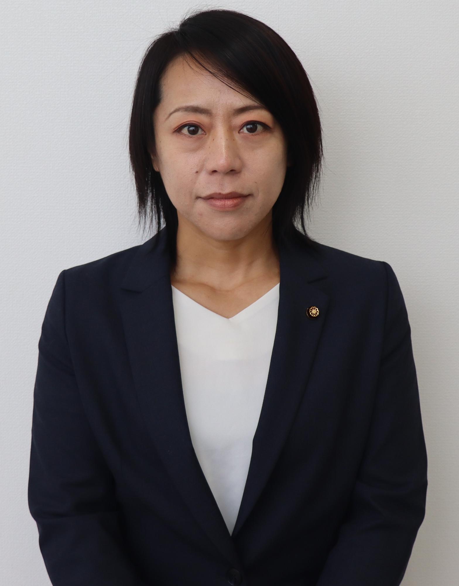 黒いスーツ姿の女性、永島 知香（ながしま ちか）の写真