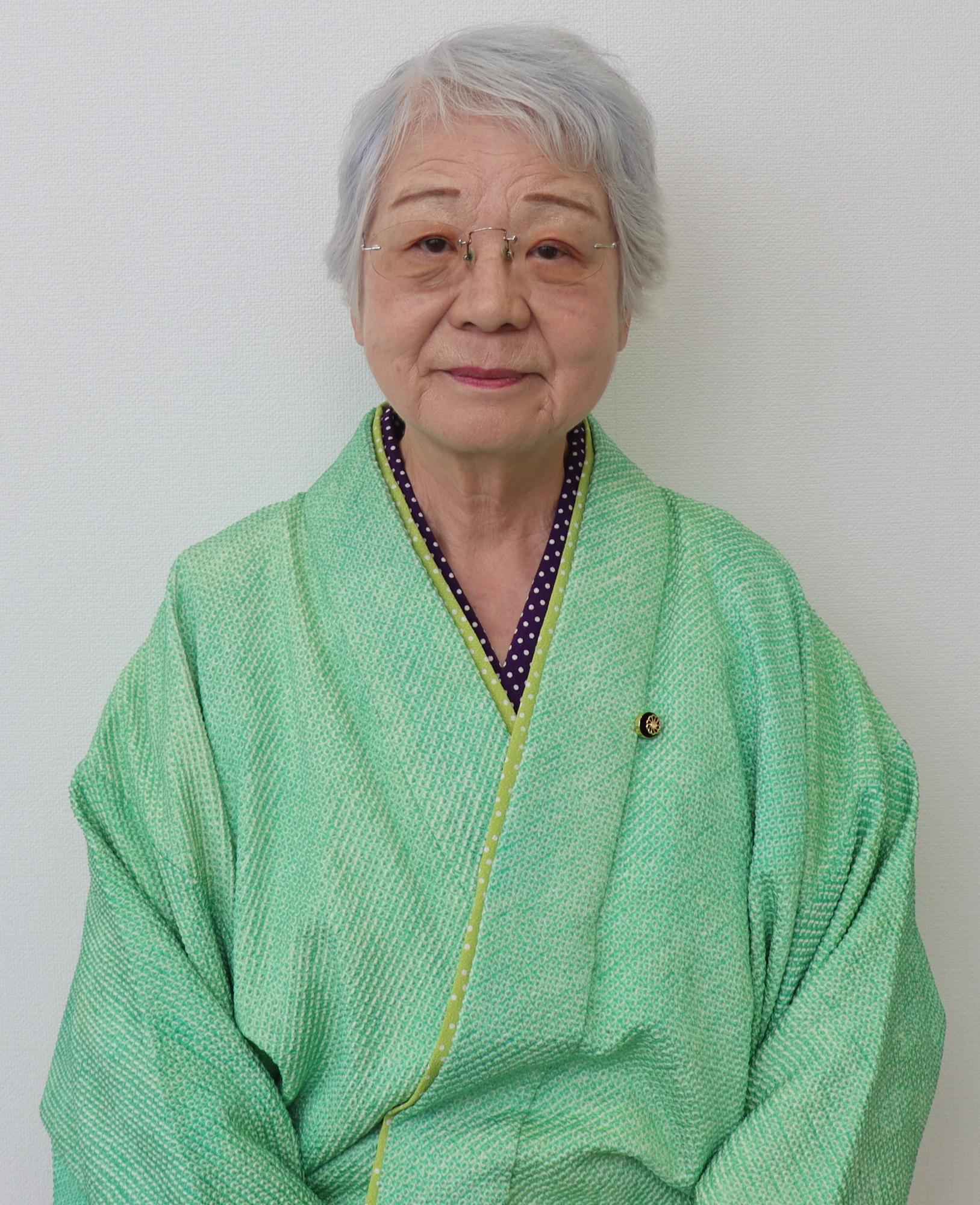 黄緑色の着物姿の女性、野並 享子（のなみ きょうこ）の写真