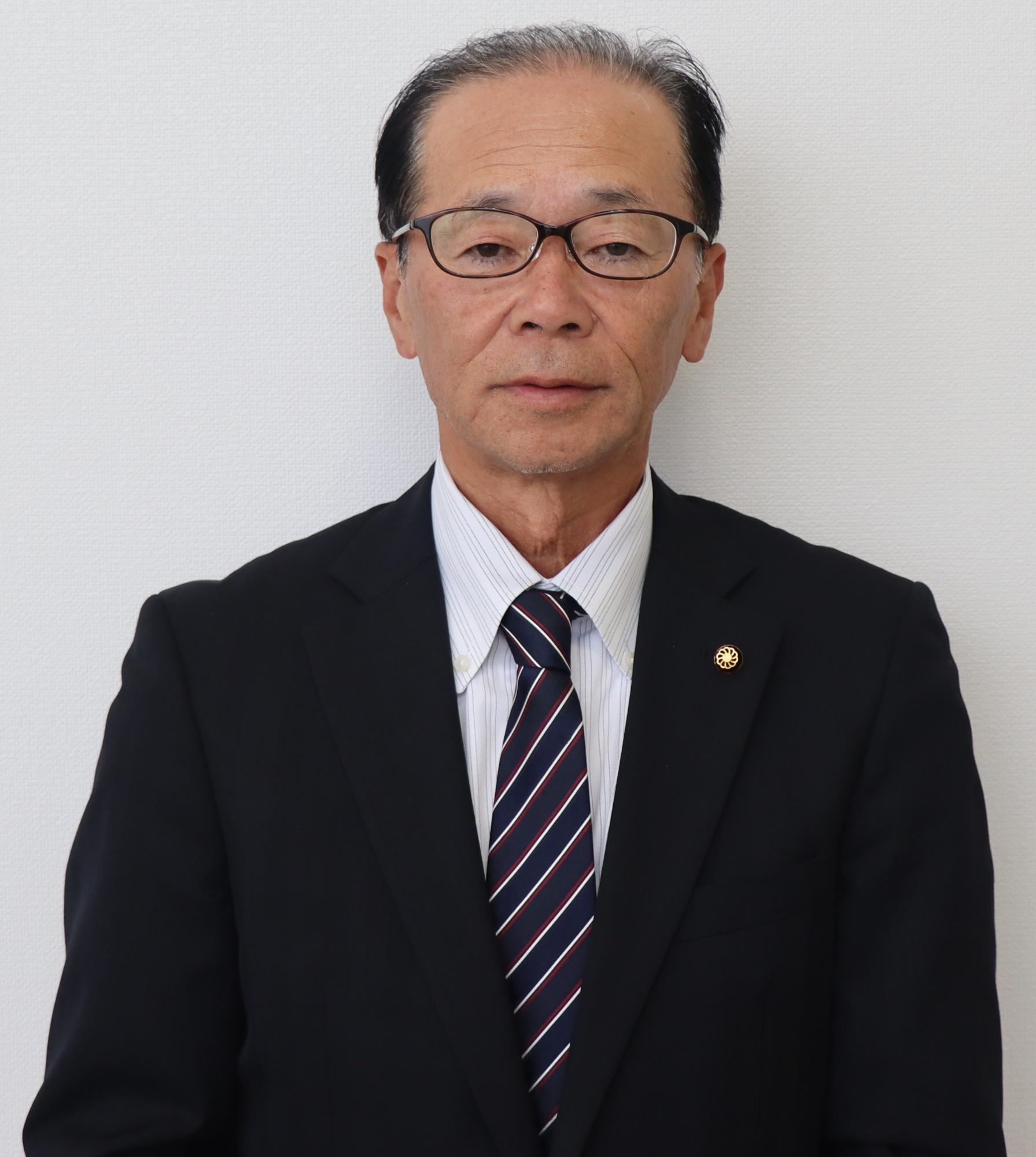 黒いスーツ姿の男性、奥山 文市郎（おくやま ぶんいちろう）【副議長】の写真