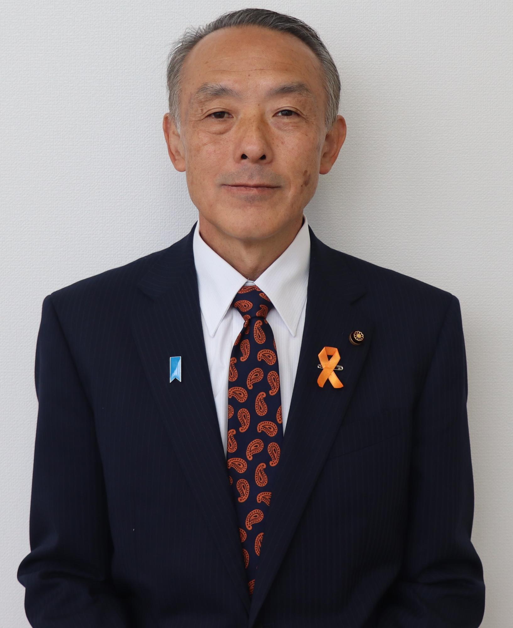 黒いスーツ姿の男性、東郷 克己（とうごう かつみ）の写真