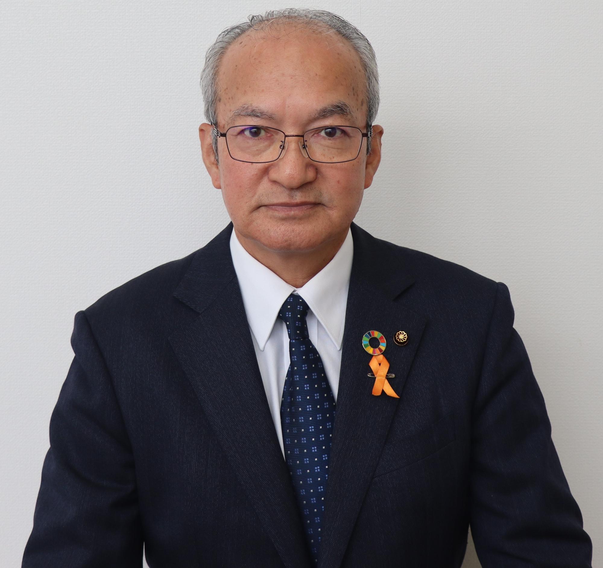 黒いスーツ姿の男性、津村 俊二（つむら しゅんじ）【議長】の写真