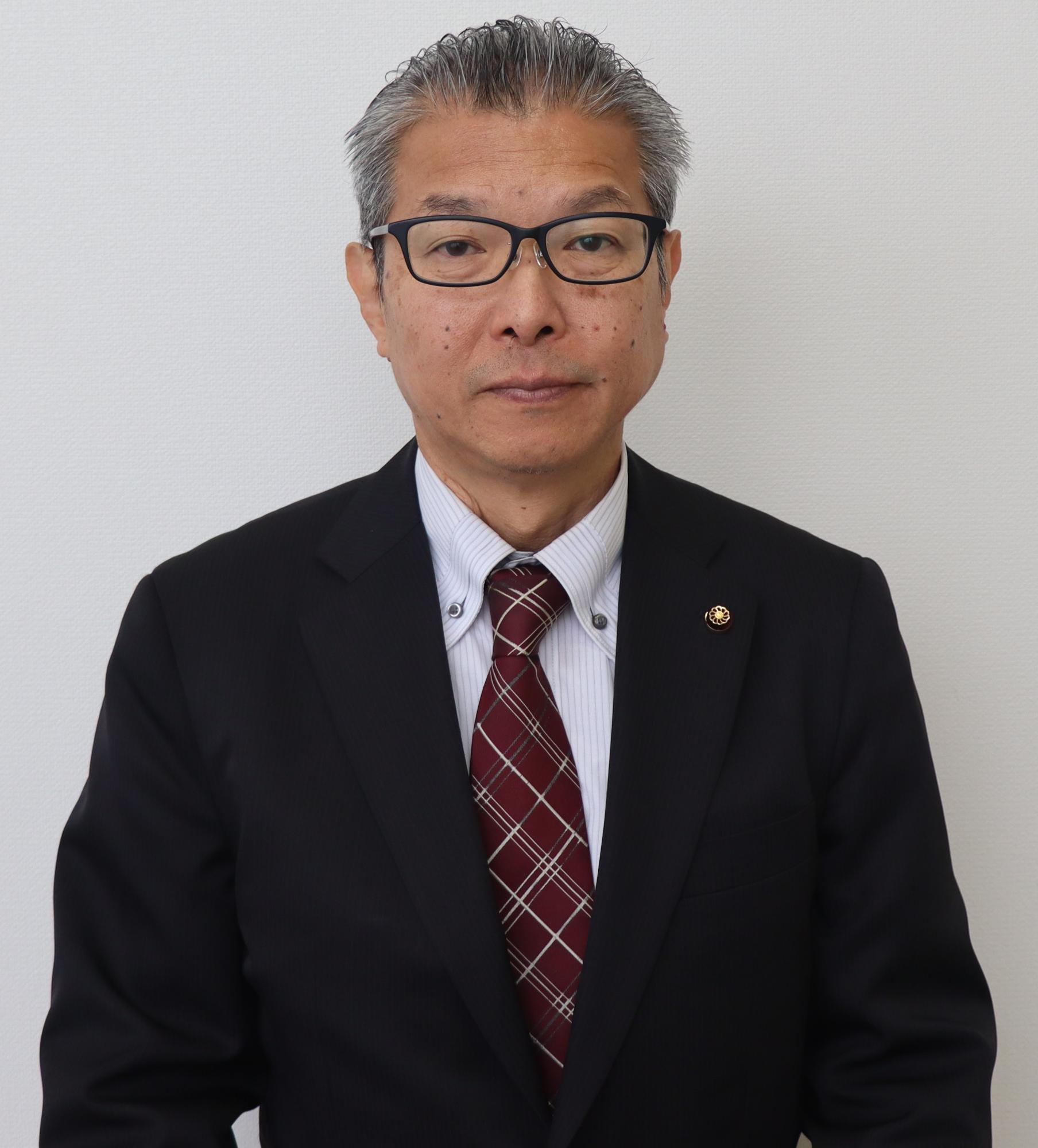 黒いスーツ姿の男性、山本 剛（やまもと つよし）【監査委員】の写真