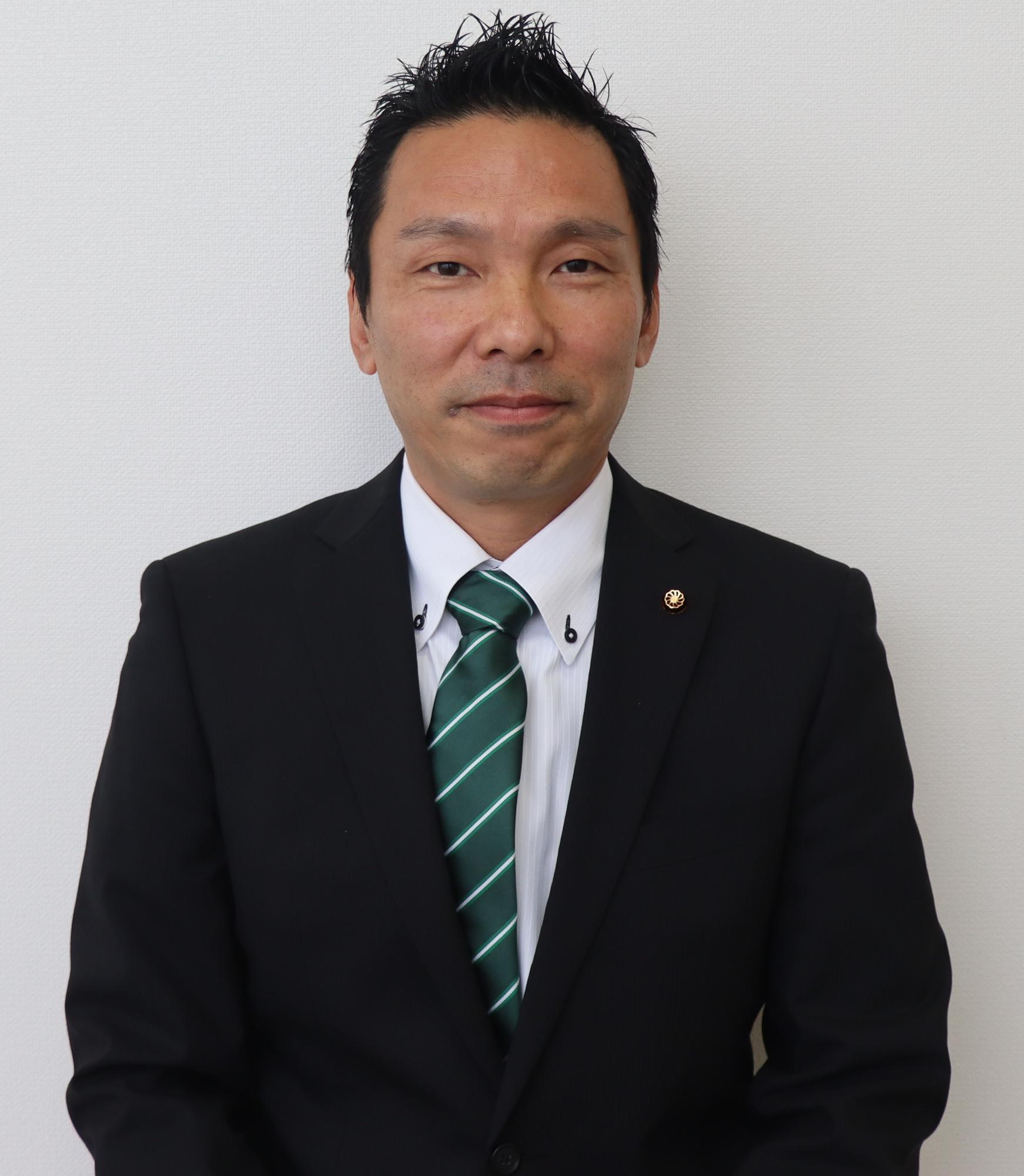 黒いスーツ姿の男性、山岡 卓治（やまおか たくじ）の写真