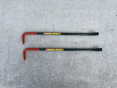 コンクリートのような所に先端部分がL字の形をしたバールが2本置いてある写真