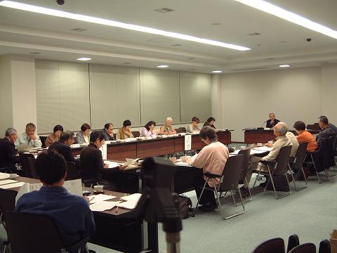 会議室に長机が四角く配置され、沢山の職員が席につき審議を行っている様子の第4回総合計画審議会の写真