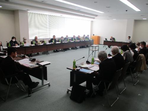 令和7年3月25日野洲市総合計画審議会の様子（後ろから全体）