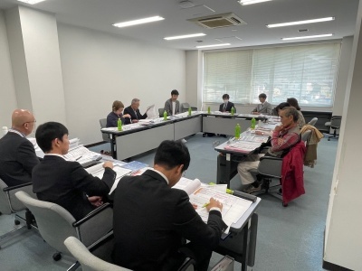 画像は、令和6年度第2回野洲市総合計画・総合戦略評価委員会の様子で、委員間で意見を出しています。