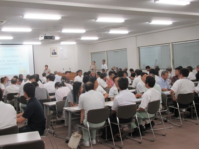 〈企業での認知症サポーター養成講座の様子〉