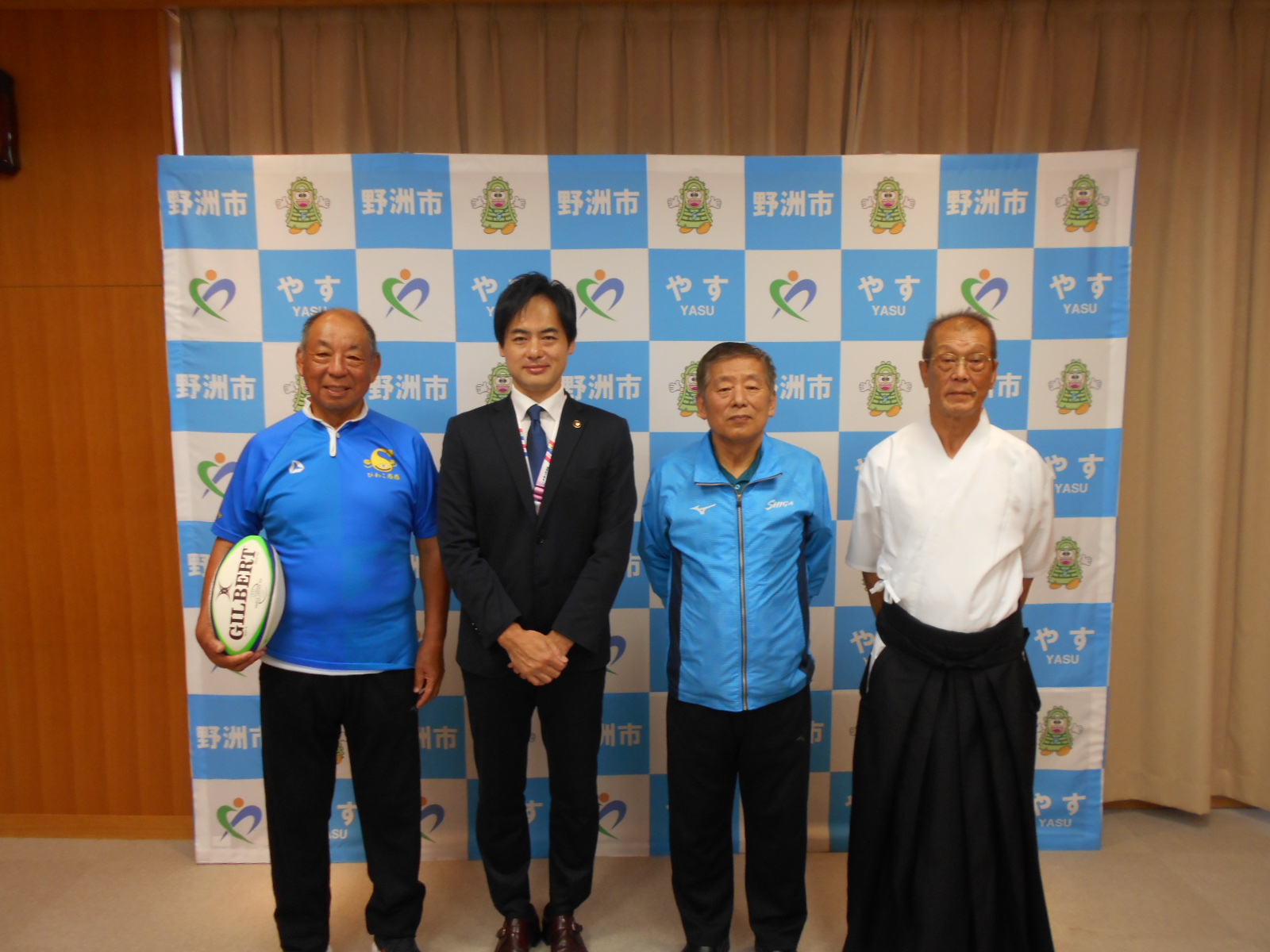 一列に並んだねんりんピックに出場する選手たちと市長の記念写真