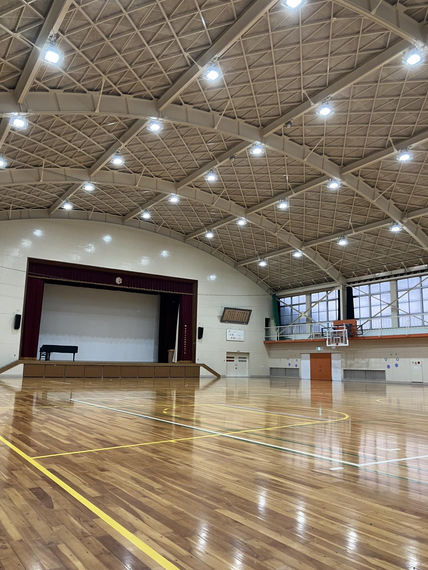祇𠄀王小学校体育館LED化写真