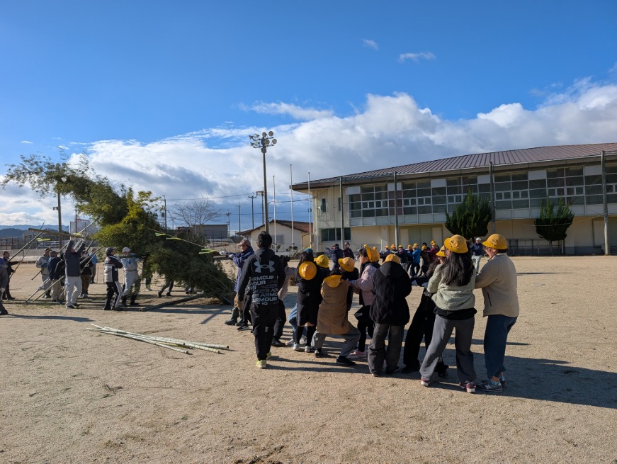 6年生による竹立