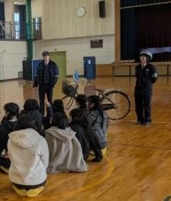 真剣に話を聞く様子