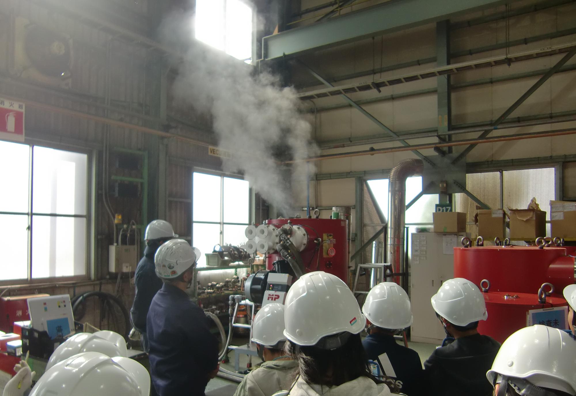 ボイラーから蒸気が噴出