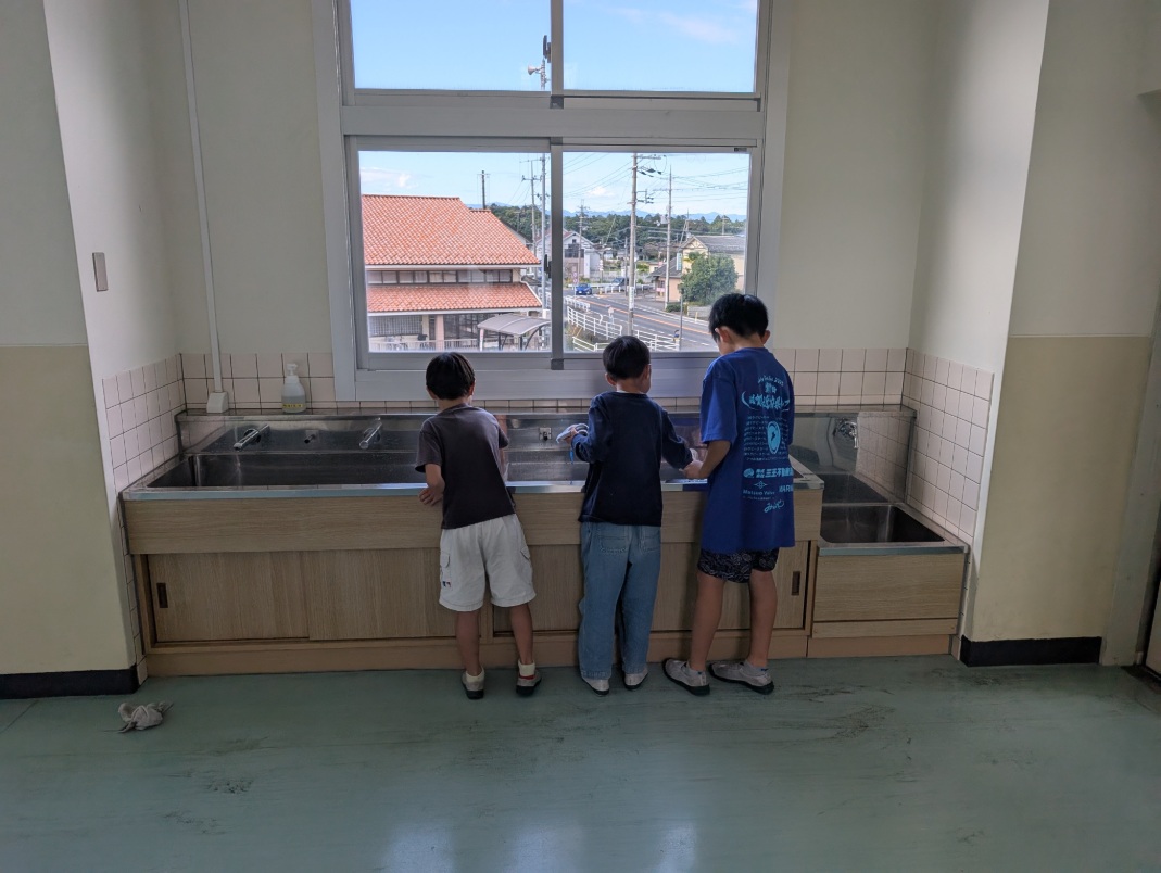 本館2階手洗い場そうじ