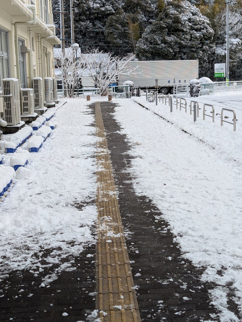 雪かき後の通路
