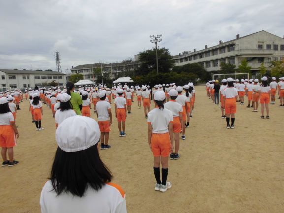 運動場に整列する子供たちの写真