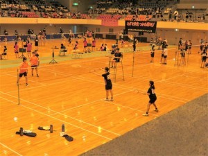 ユニフォームを着た選手4人がネットを挟んでラケットを持っている写真
