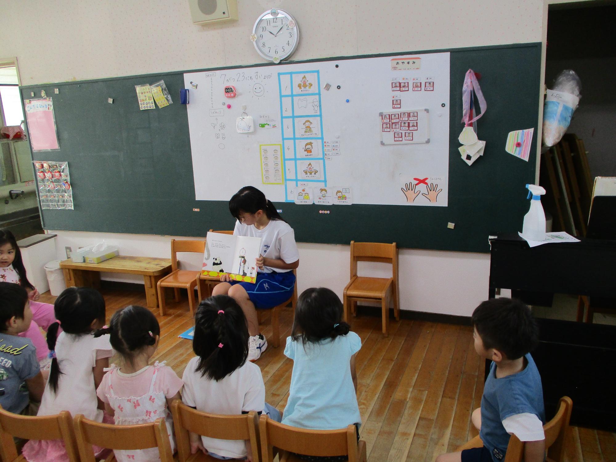 絵本の読み聞かせ