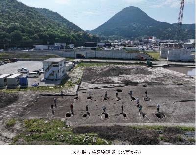 大型建物跡と三上山