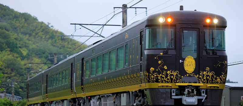 観光列車「はなあかり」